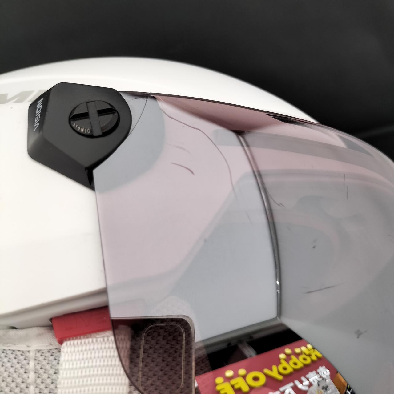 バイザー横、キズ有り