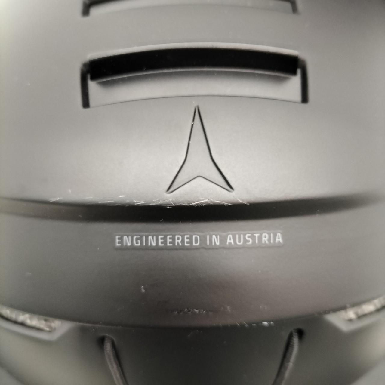 ロゴ下少々キズあります。