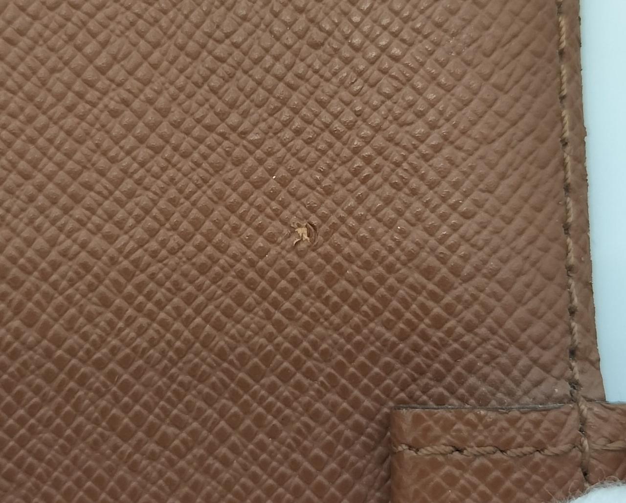 開いた右側に小さな傷あり