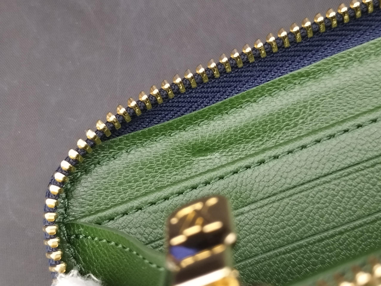 スライサーが当たった跡あり