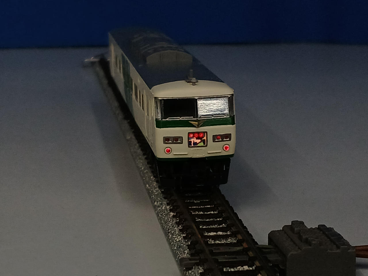 ※肉眼で見ると左右で明るさが異なります