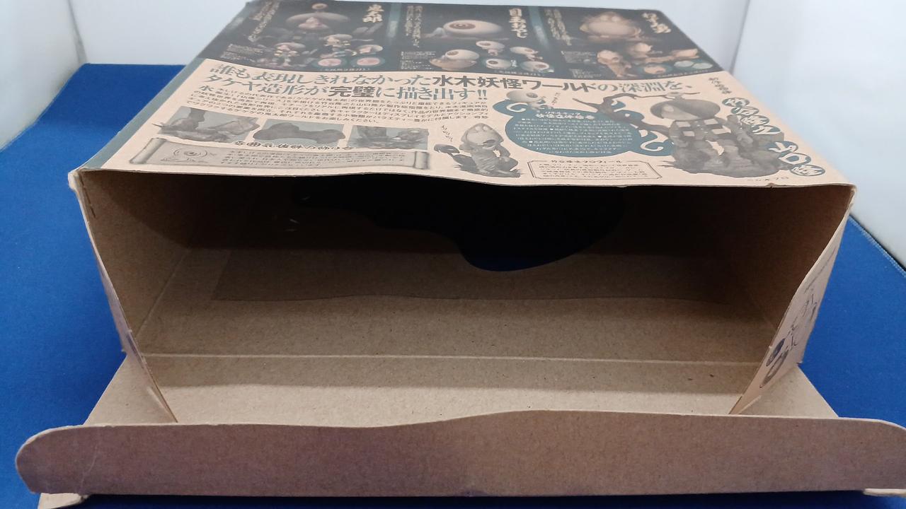 外箱に凹みがございます。