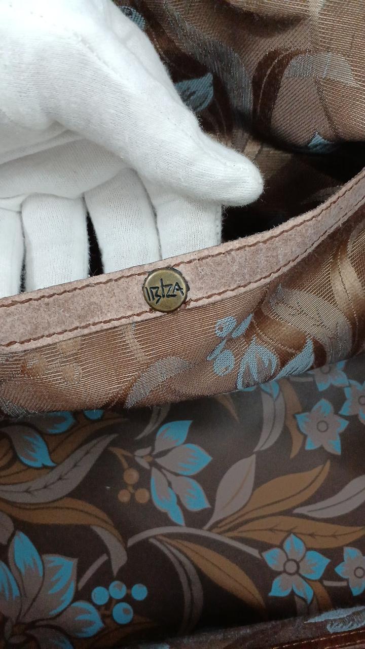 素材が剥がれています。