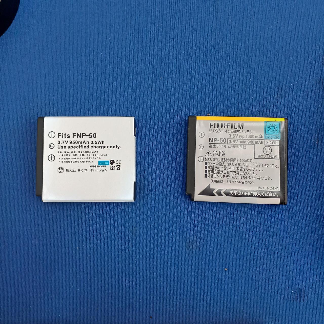 右の純正バッテリーは動作しません。