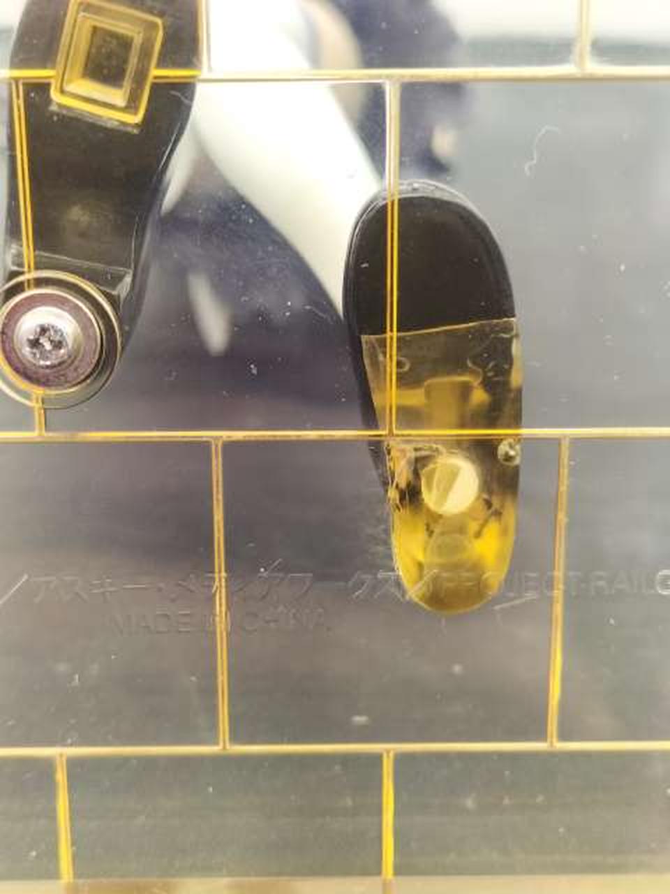 右足ダボ折れたような形跡あり