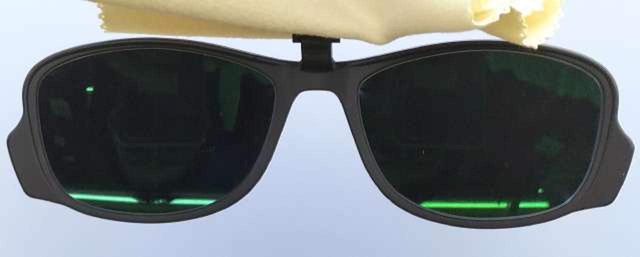 PCモニター前で横にした様子