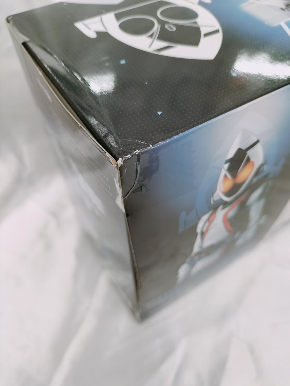 箱、少々傷み有ります。