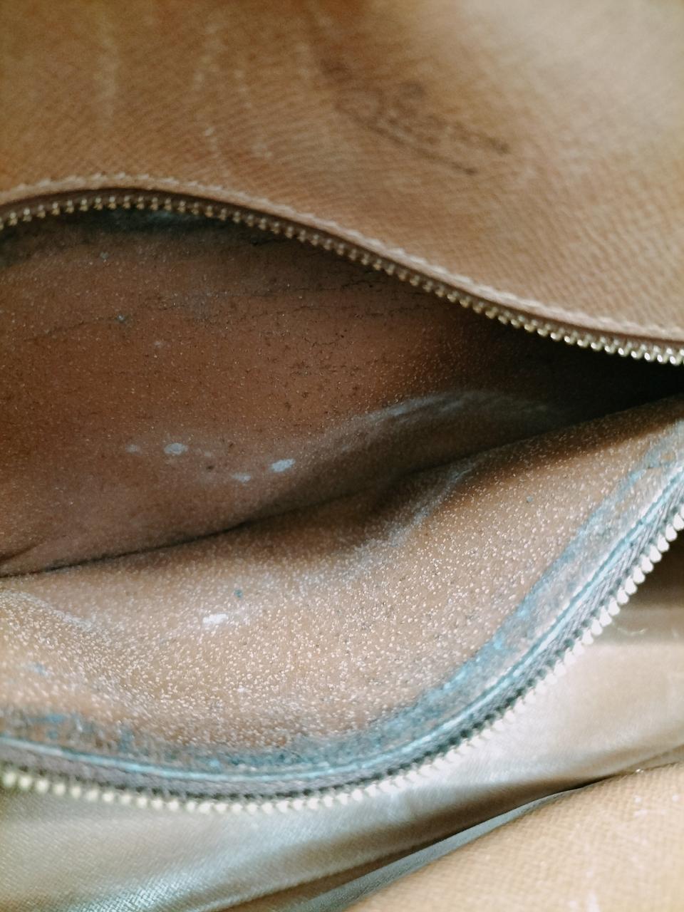 内ポケット內部にベタつき、ハガレ有り。