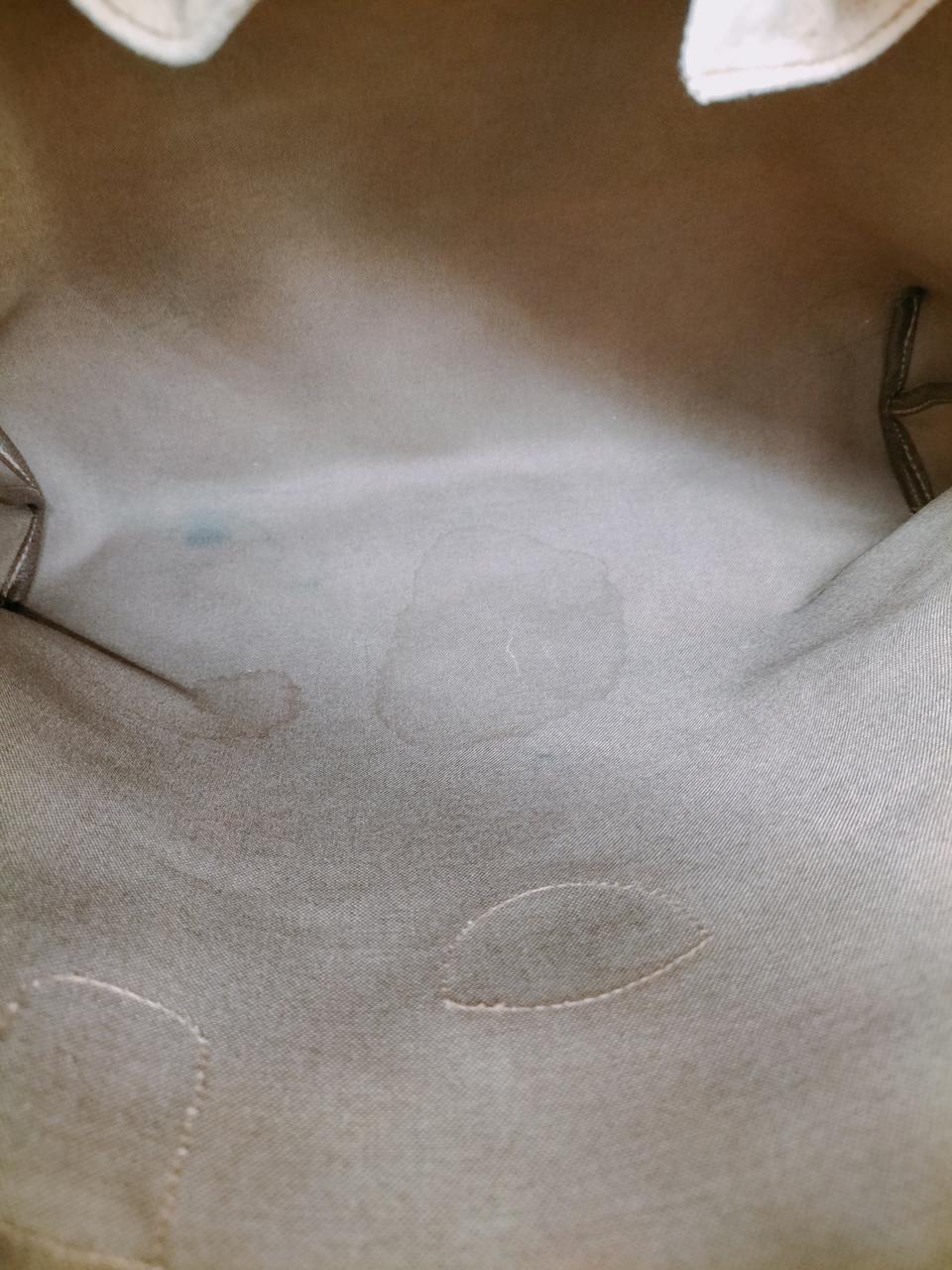 內部に変色有り