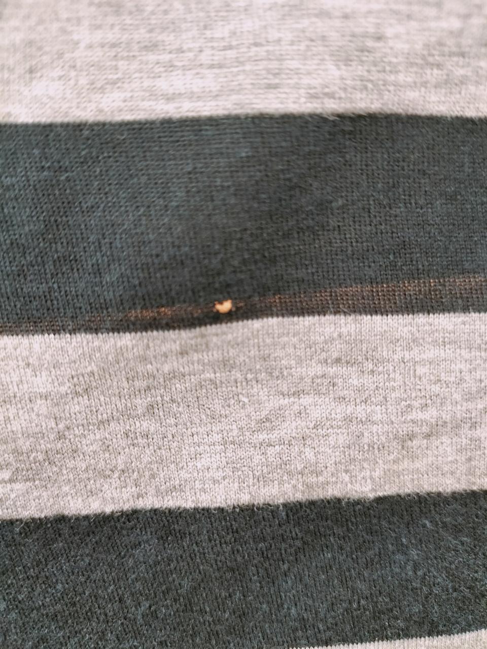 後ろに小さなキズ、穴有り