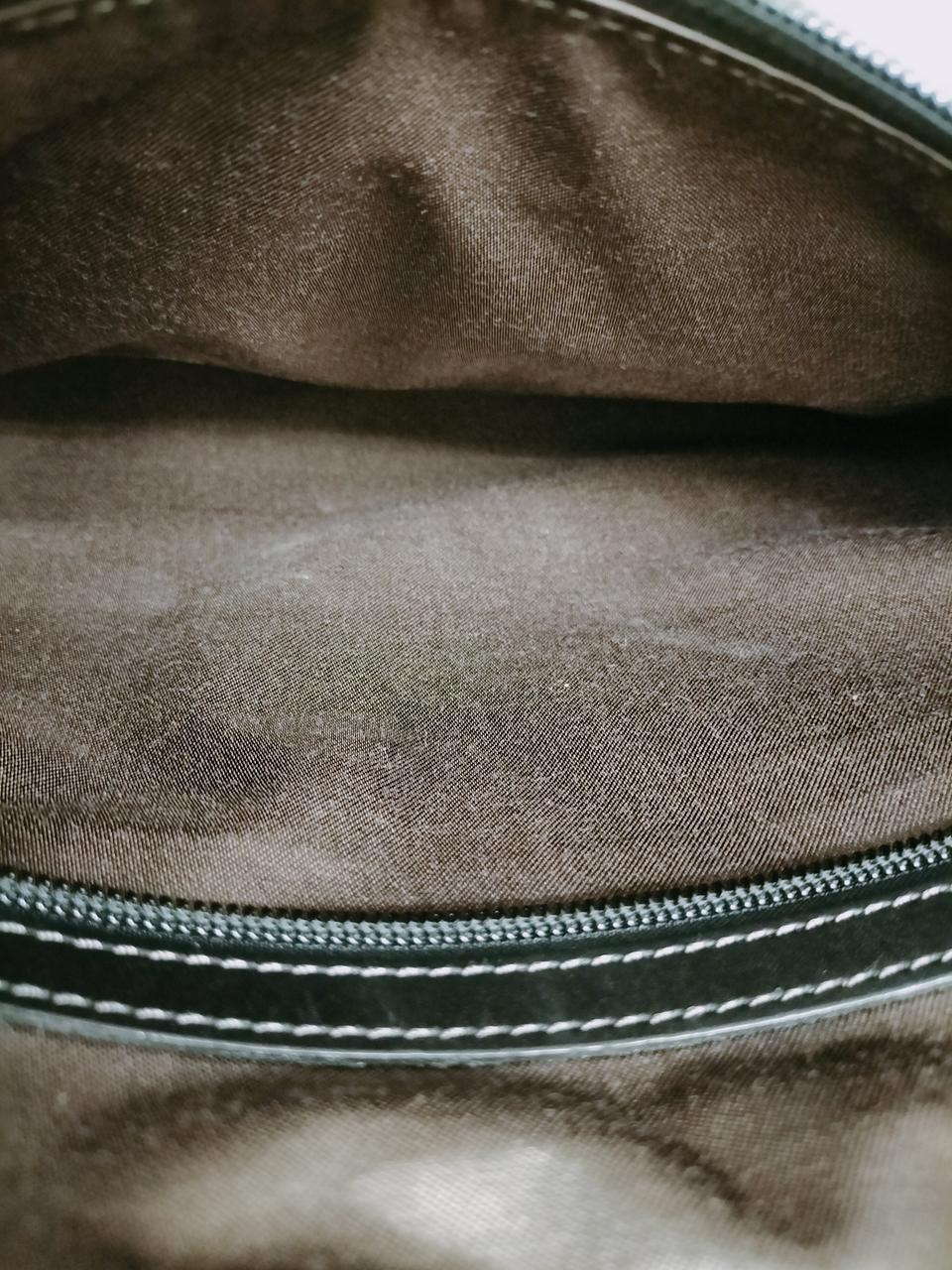 ポケット內部に変色有り