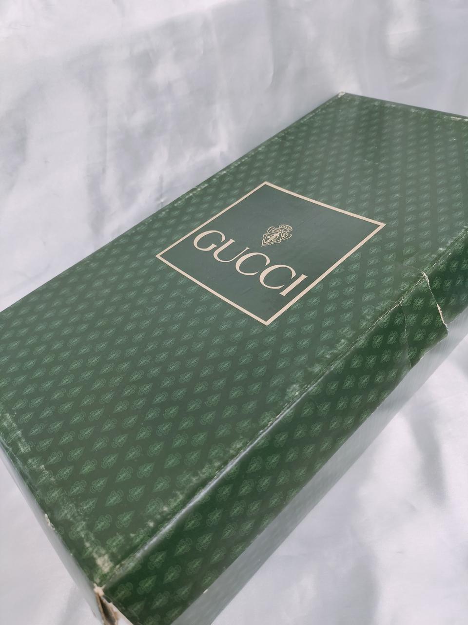 箱に傷み、破れ有り