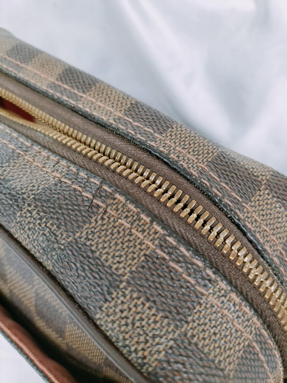 劣化によるヒビ割れ有り