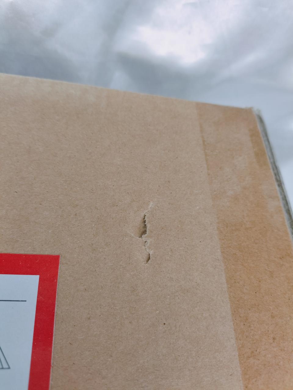 箱にキズ有り