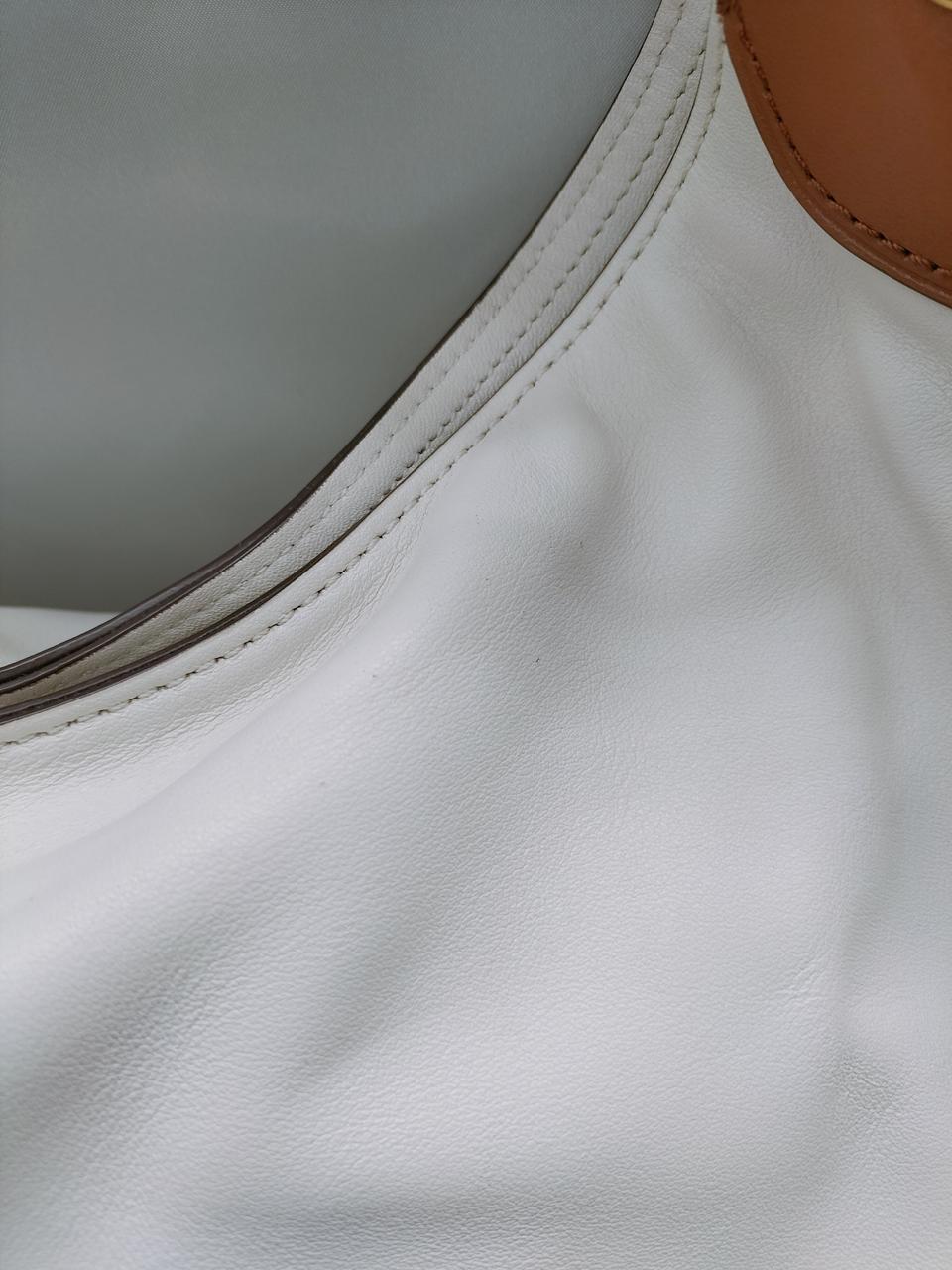 小さな点の変色有り