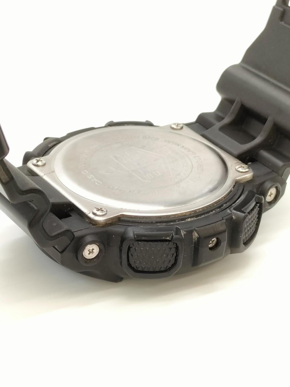 裏蓋プレートの角に錆有り。