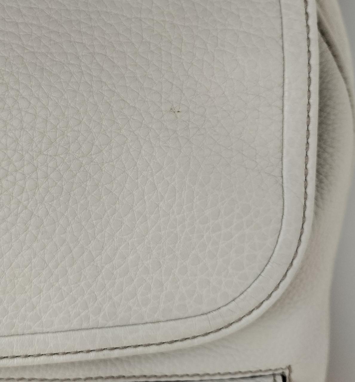 小さい汚れあります。