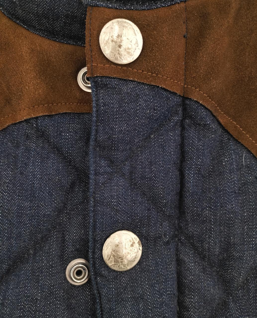 ボタン部分にスレ、汚れ有り。