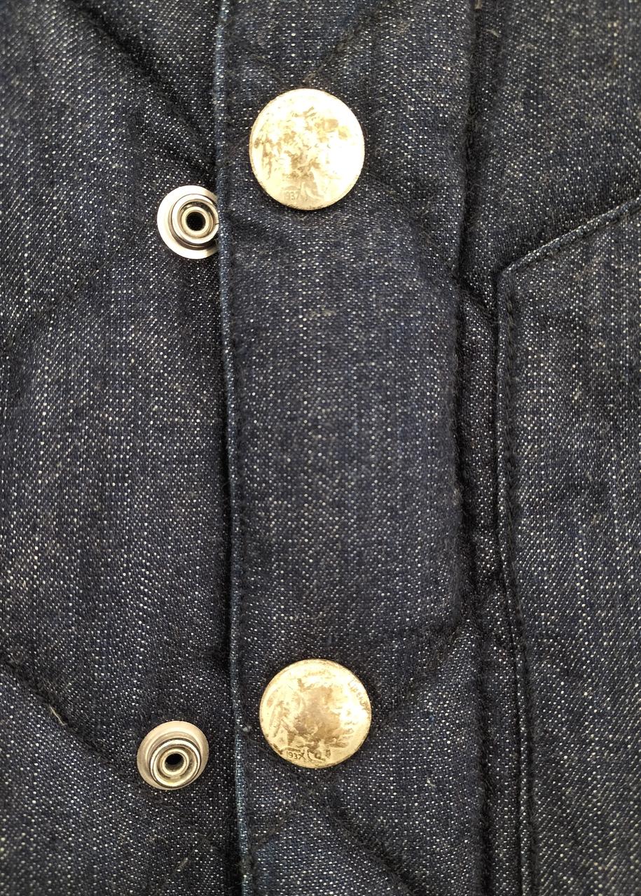 ボタン部分にスレ、汚れ有り。