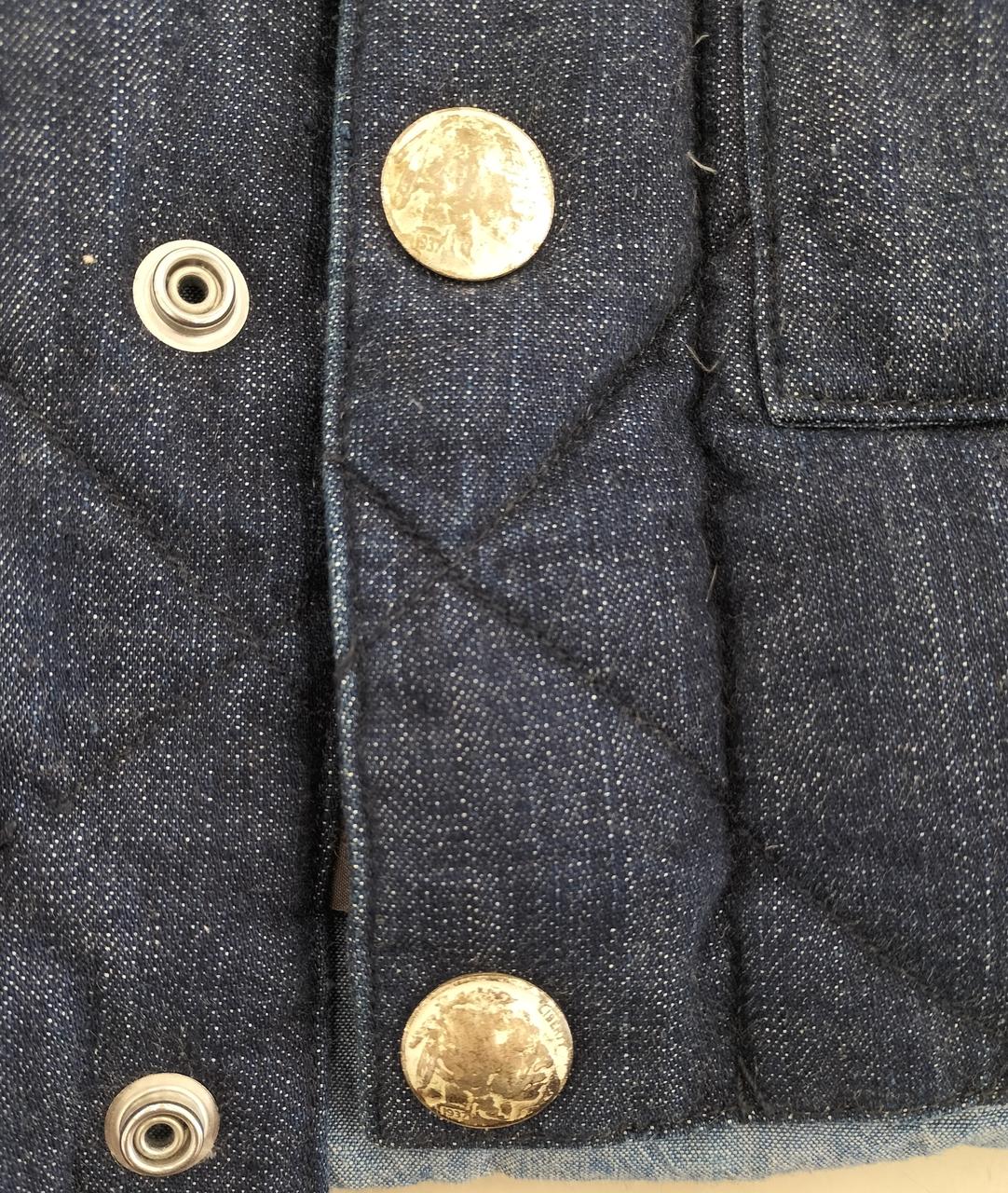 ボタン部分にスレ、汚れ有り。