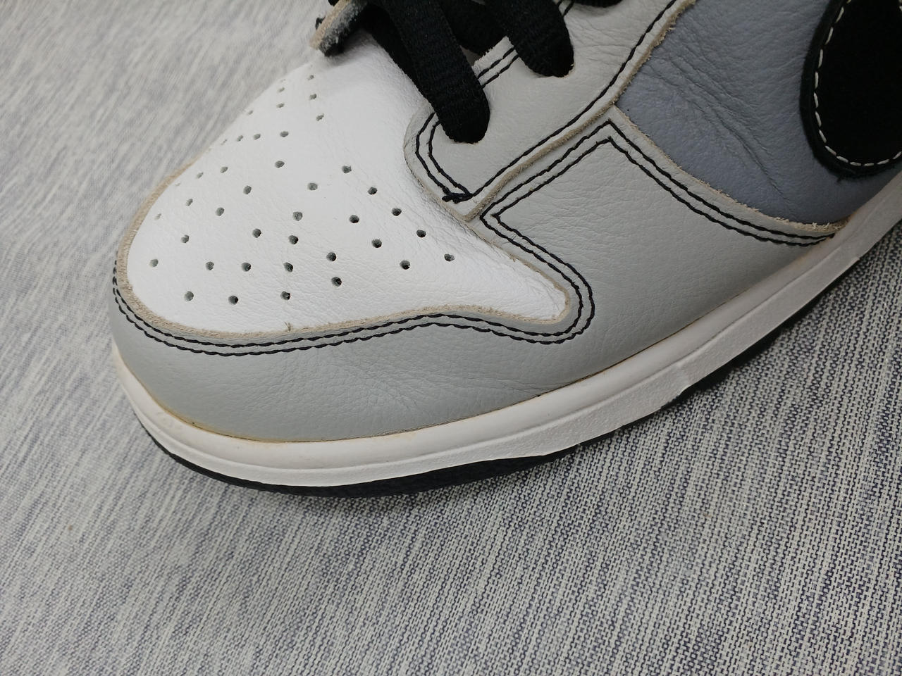 本体繋ぎ目ソール部分剥がれあります。