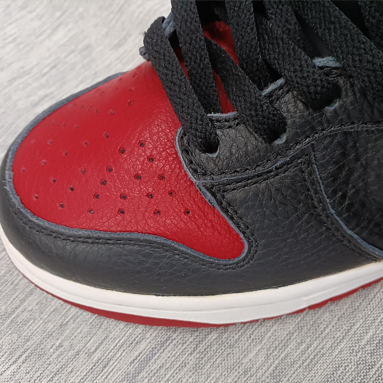 本体繋ぎ目ソール部分剥がれあります。