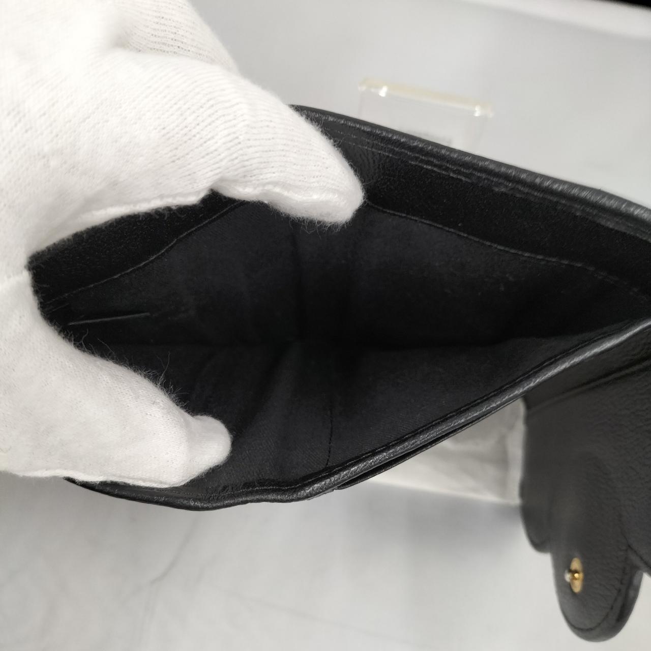 札入れ内側に汚れあります