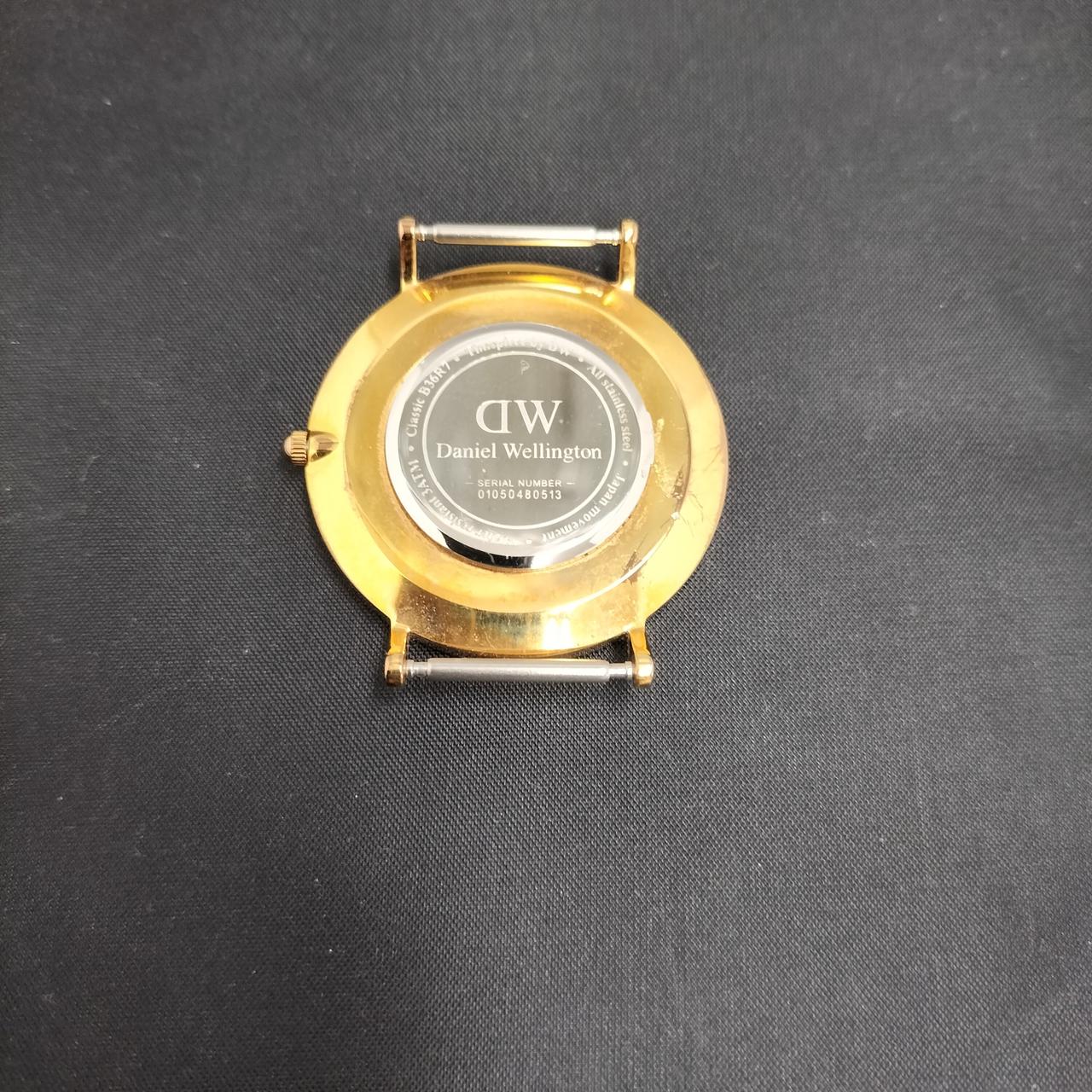 時計本体裏側にキズ変色有ります