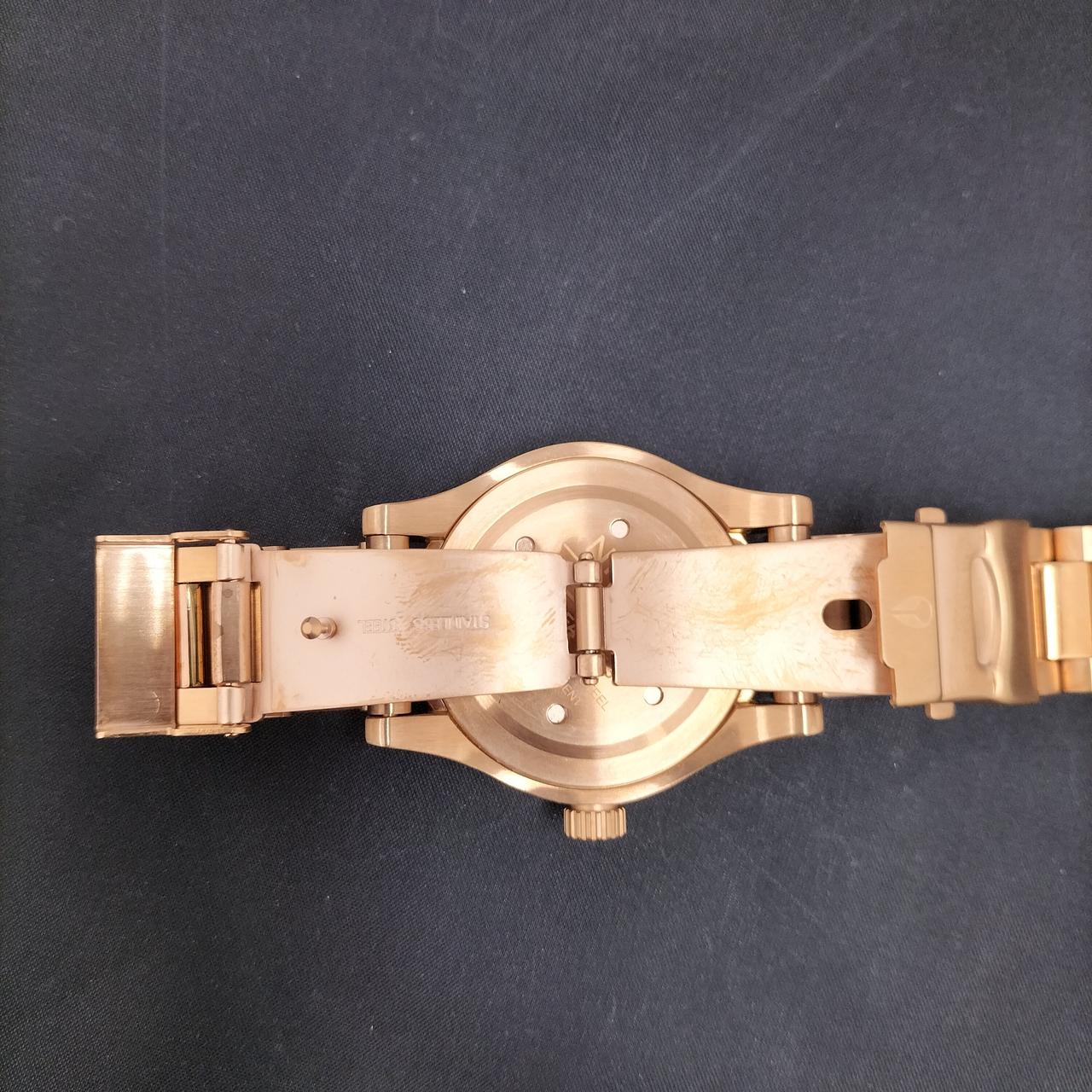 ベルトにキズ変色有ります