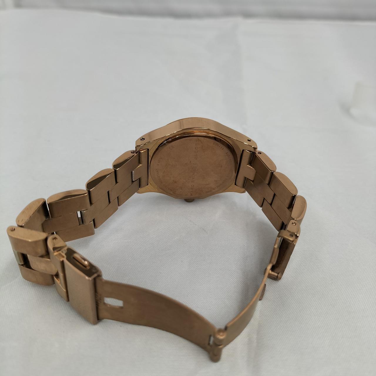 ベルトに細かいキズや変色有ります。