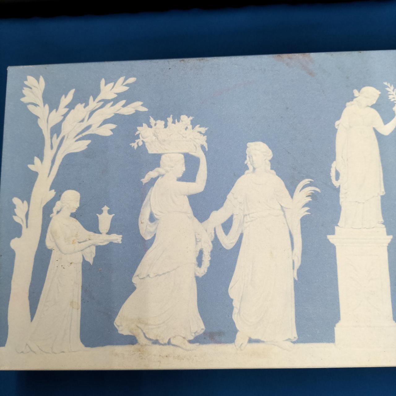 上箱に赤色の汚れがあります