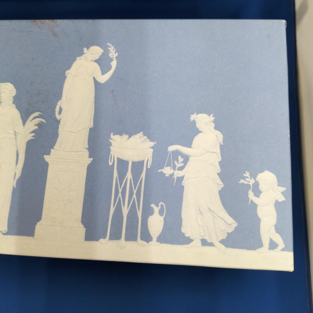 上箱に赤色の汚れあります