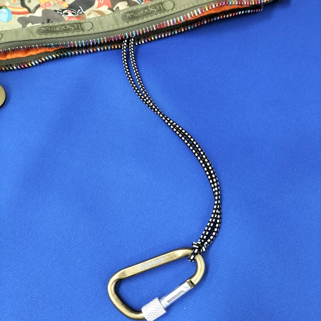 バッグ内にカラビナ有ります