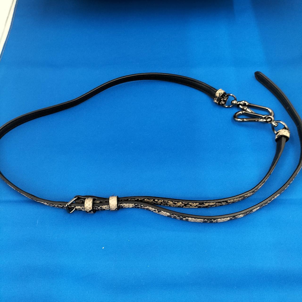 ベルト穴は8個あります