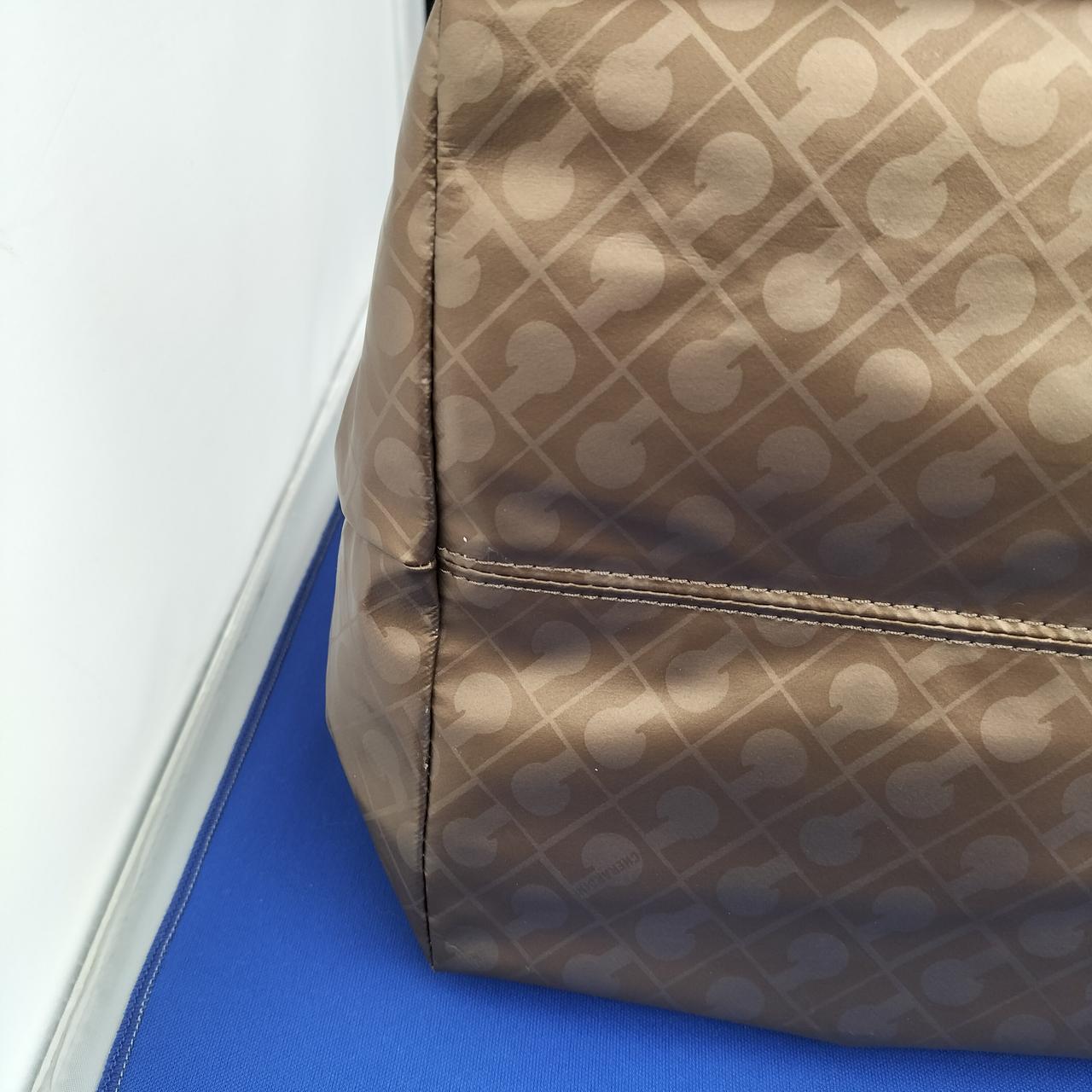 底面両端に剥がれあります