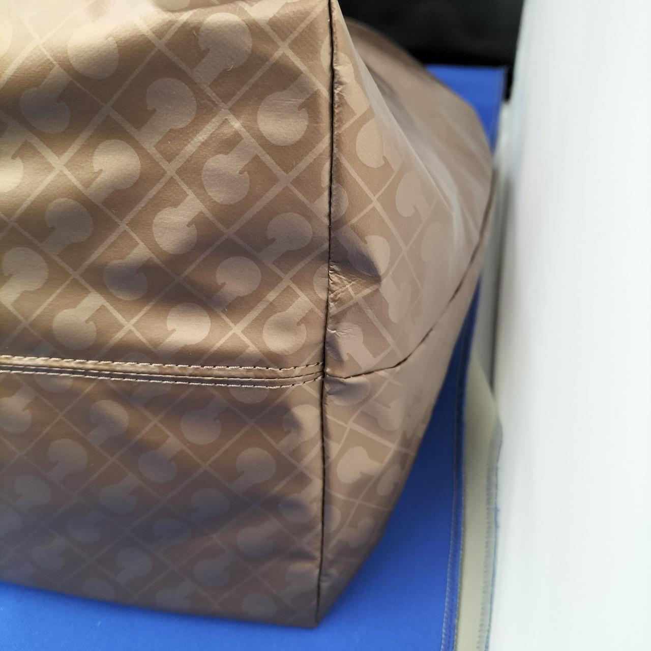 底面両端に剥がれあります