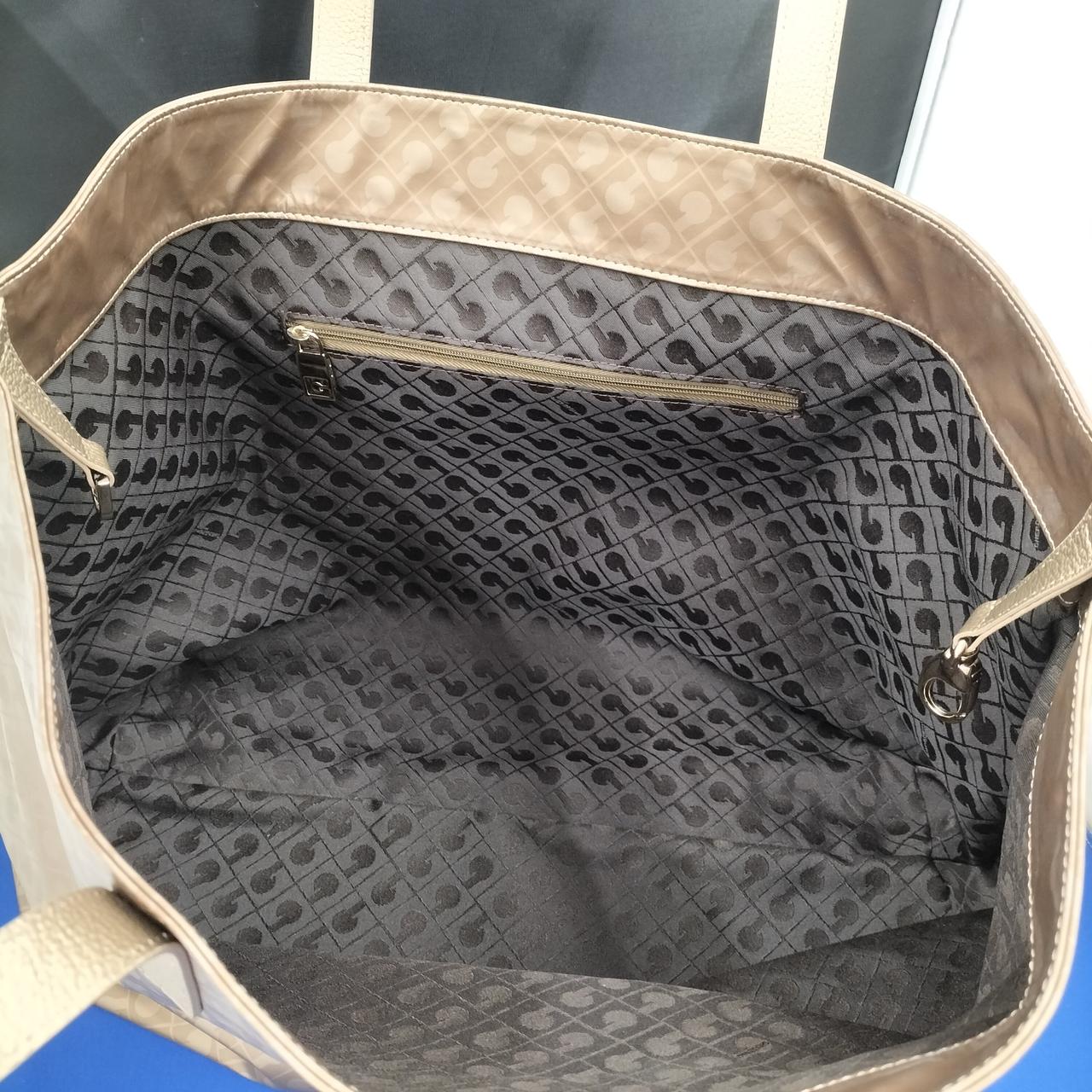 内側にファスナー付きポケット1個有り