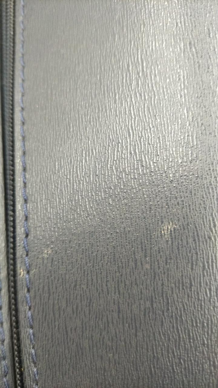 小さい丸いシミ有ります