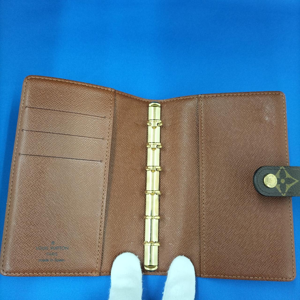 バインダーの金具跡あります