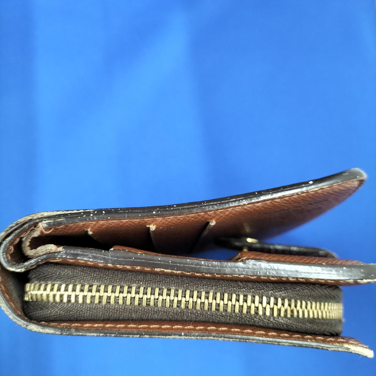 ラメのような汚れがあり、ホツレ有ります