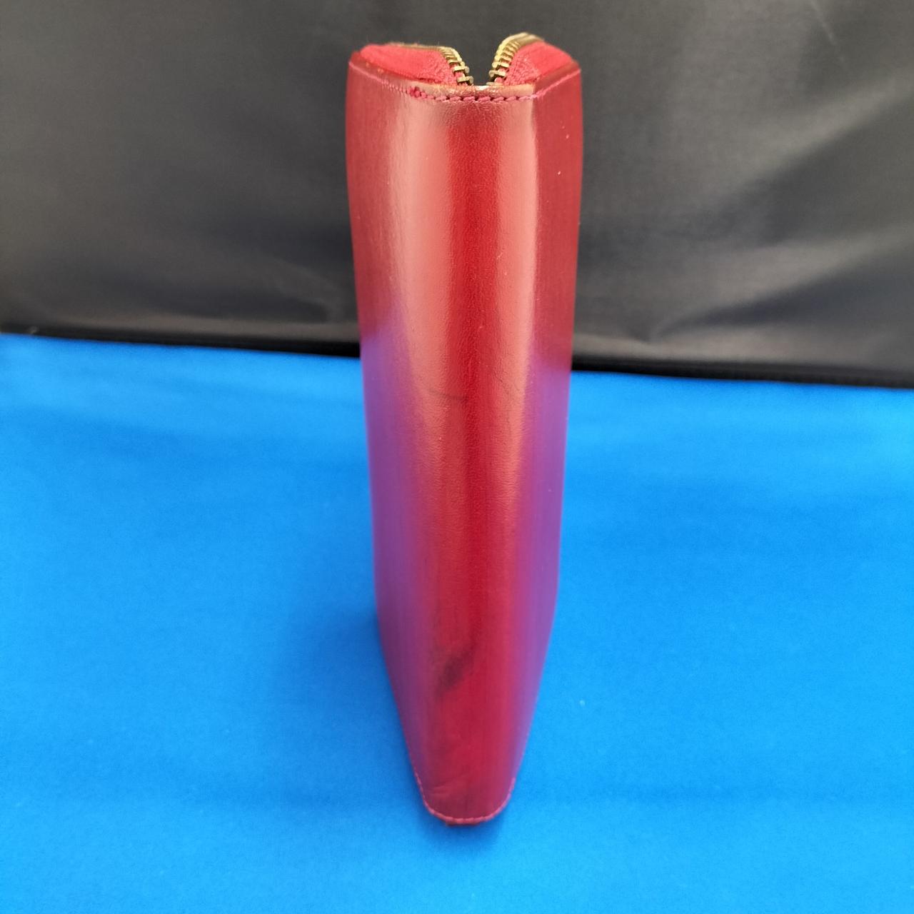 黒い汚れあり、角スレあります