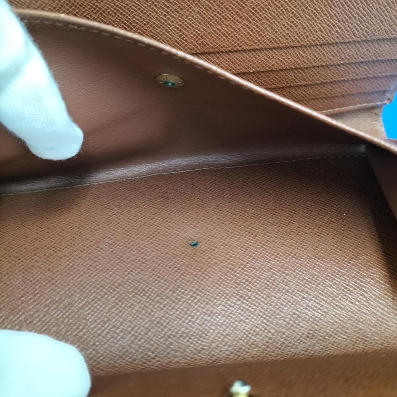 小銭入れ内側に金具変色と汚れあります