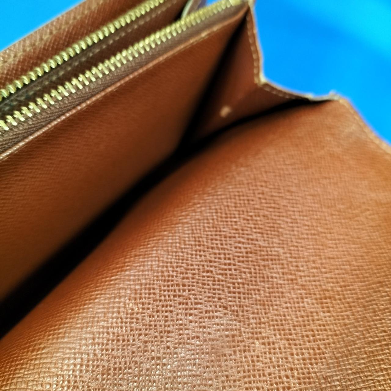 札入れ内側に剥がれ有ります