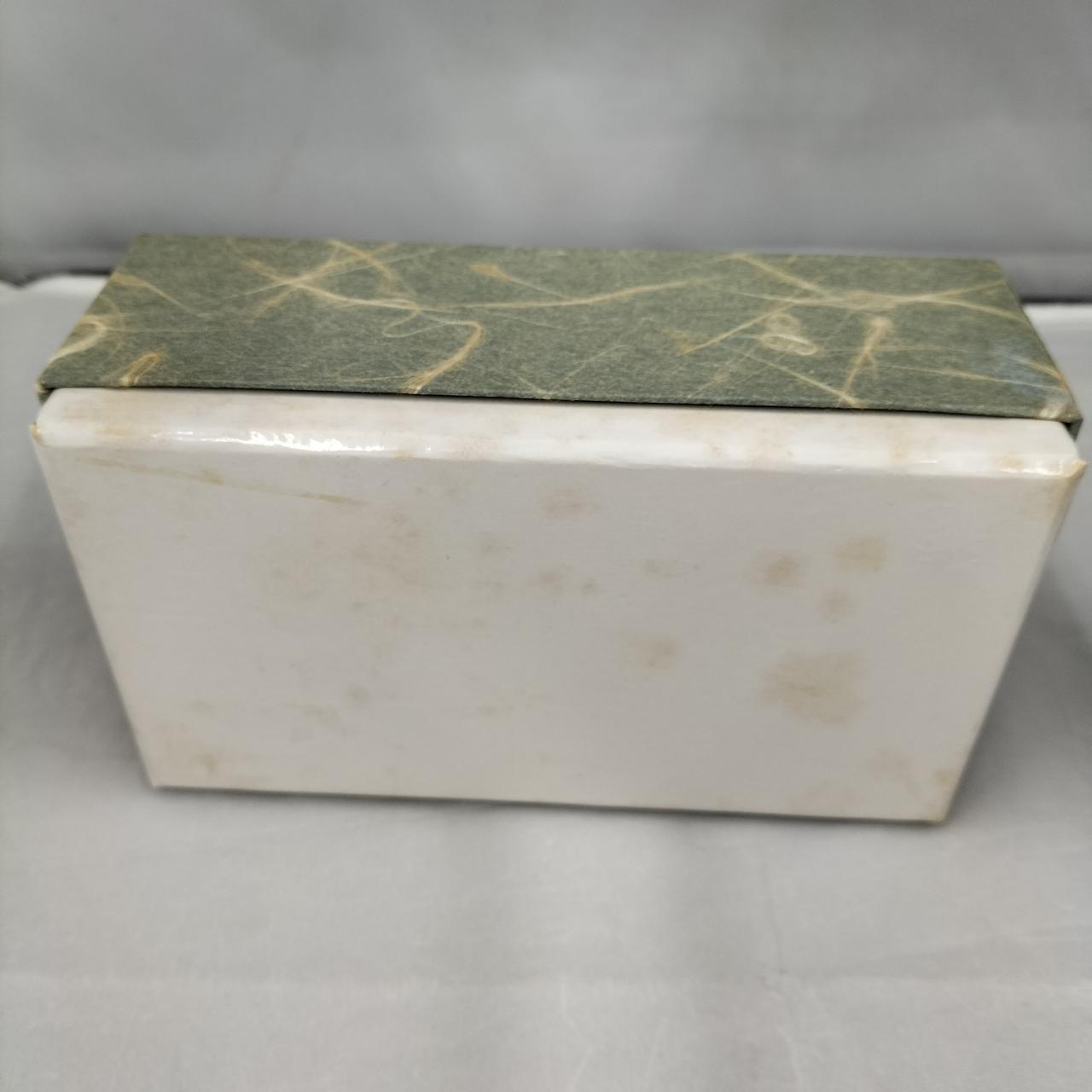 箱にシミ汚れ有ります