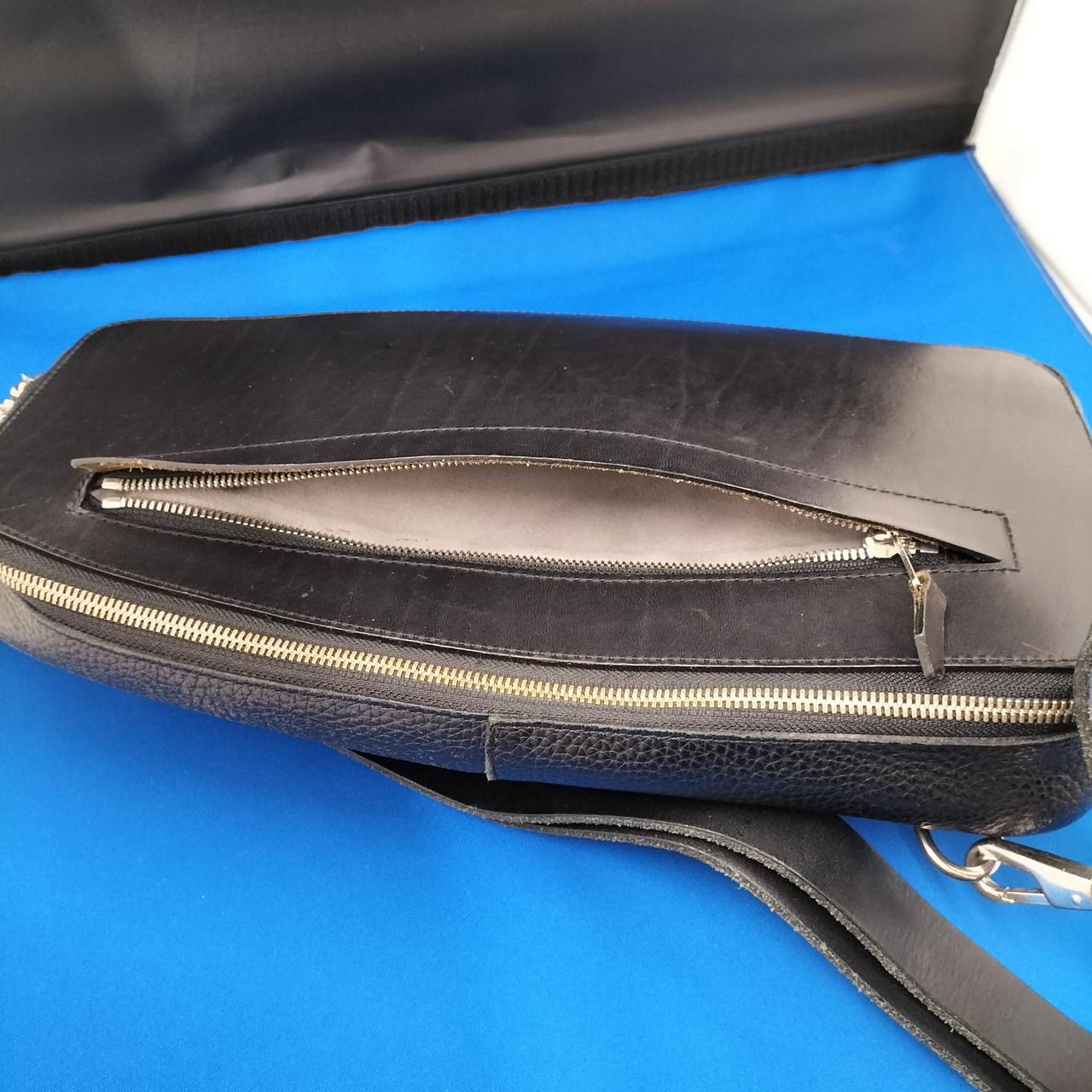 外側にファスナー付きポケット有ります