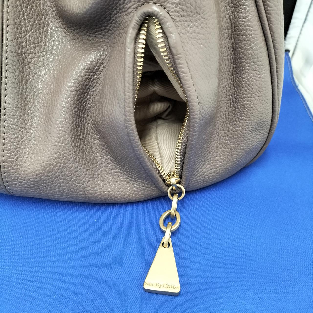 外側に鍵等の小物入れに便利です