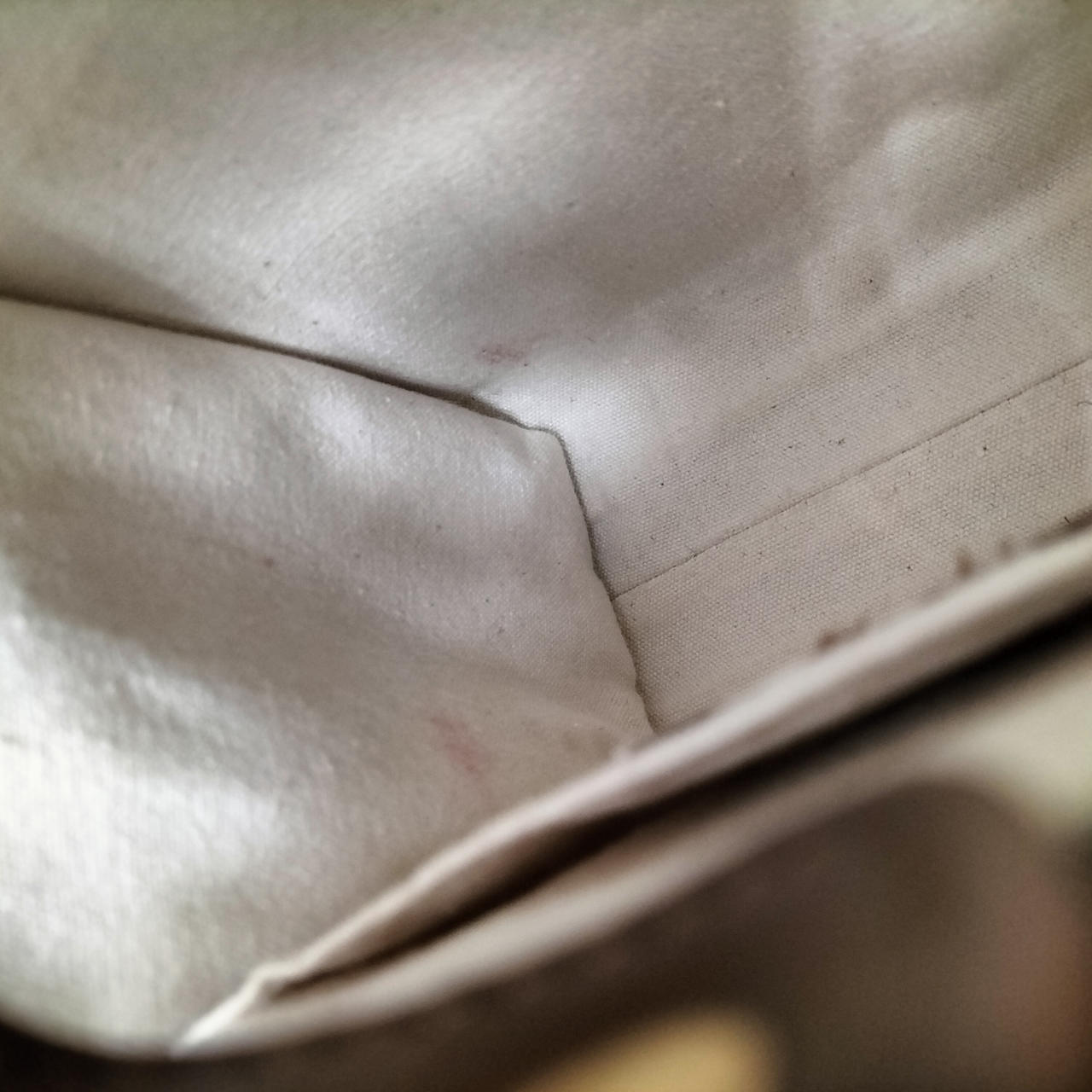 2カ所赤いシミがあります