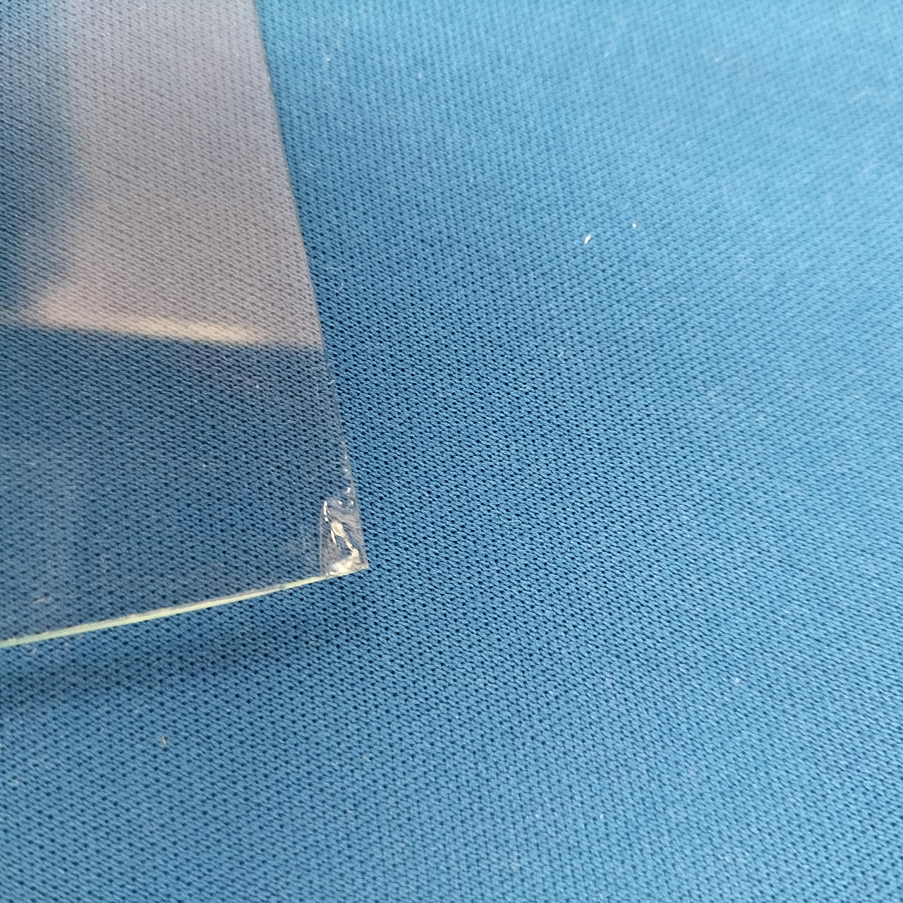 ガラスの角に欠けがあります