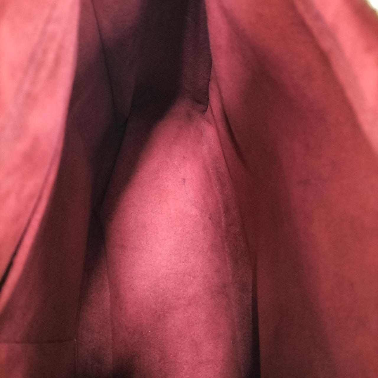 ボールペンの跡のようなものがあります