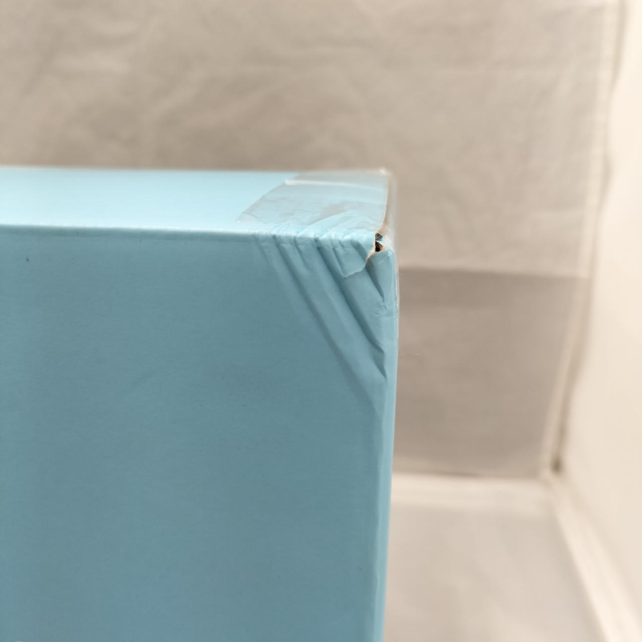 外箱向かって右上に、へこみがあります